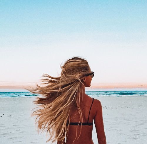 Colori di tendenza estate 2023: ecco il biondo lino per le blondie!